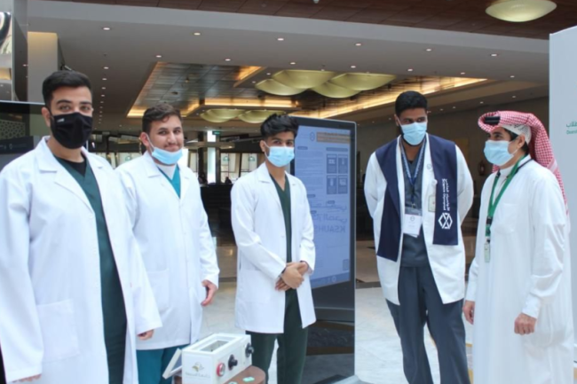 الفريق الطلابي المشارك من كلية العلوم الطبية التطبيقية يحقق المركز الثاني على مستوى الجامعات السعودية في معرض الابتكار المصاحب للأولمبياد العلمي والهاكثون الصحي 