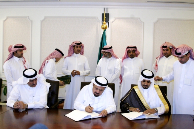 توقيع معالي وزير التعليم العالي عقد إنشاء مبنى إدارة الجامعة والعمادات المساندة 