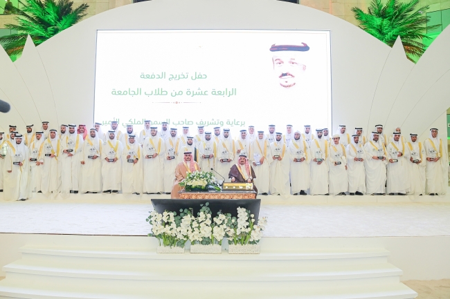 أمير منطقة الرياض يرعى حفل تخريج الدفعة الرابعة عشرة من طلبة الجامعة .