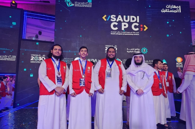 فريق كلية علوم الحاسب والمعلومات يحقق المركز الرابع بالميدالية الفضية في المسابقة السعودية للبرمجة.  