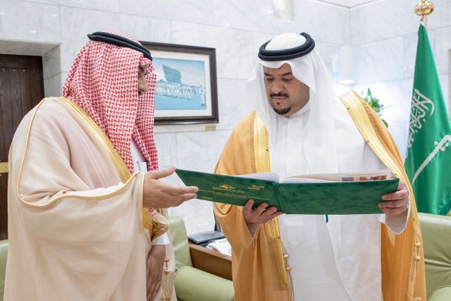 نائب أمير منطقة الرياض يستقبل رئيس الجامعة ، ويتسلم سموه التقرير السنوي للعام الجامعي 1443هـ .