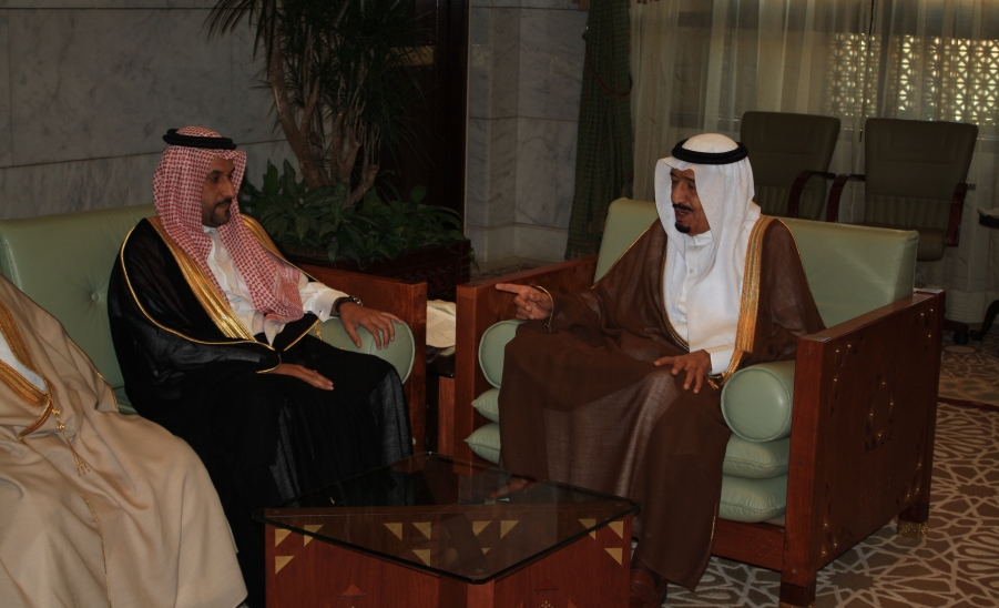 خادم الحرمين الشريفين الملك سلمان بن عبدالعزيز يستقبل معالي مدير الجامعة " عندما كان أميراً للرياض "