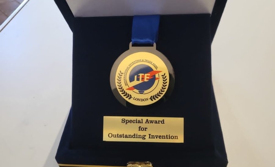الجامعة تحقق الميدالية الذهبية وجائزة الابتكار المميز في معرض الابتكارات الدولي المقام في لندن ٢٠٢٢ م  .